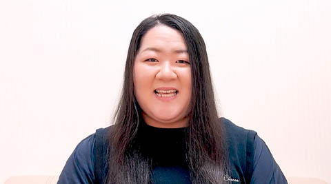 五十嵐 むつみ先生のインタビューの様子